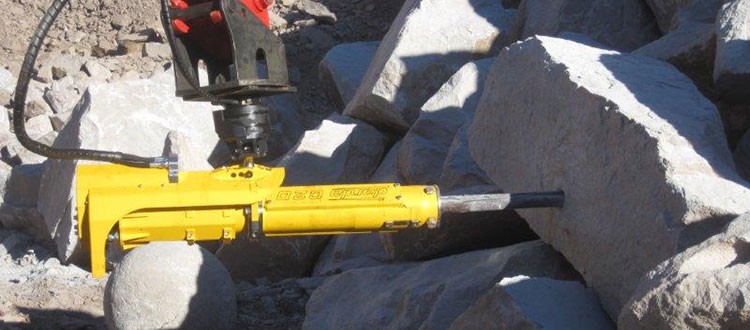Darda C20 Rock Splitter montato su escavatore